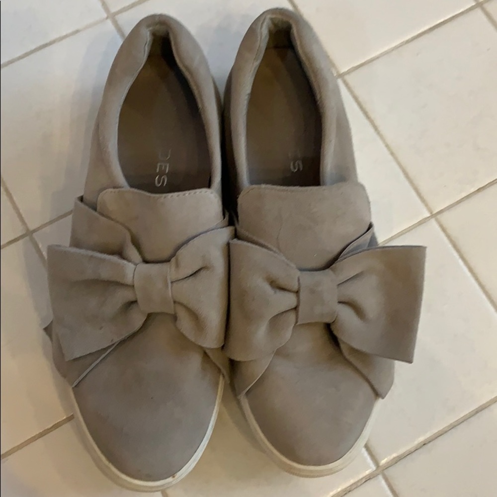J Slides NY bow tennis shoe
